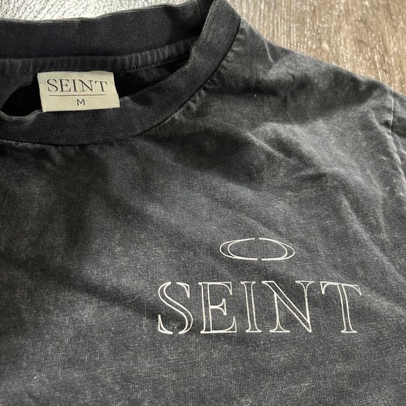 Seint Graphic T-Shirt Women's Black Angel Wings Short Sleeve Top - Picture 3 of 3